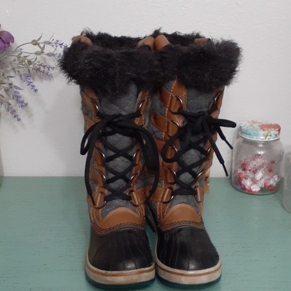 snow boots size 5.5